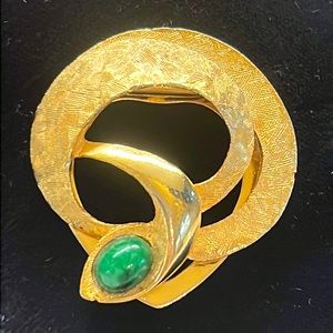 VINTAGE LIEBA USA GOLDEN SCARF CLIP WITH GREEN STONE PRE-OWNED